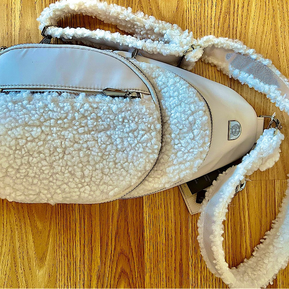 Sherpa Sling Bag NWT - Picture 4 of 4